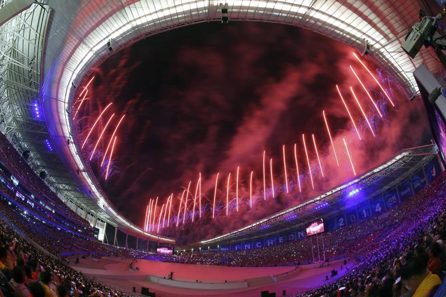 Incheon 2014. Le luci dello Stadio e dei fuochi d’artificio illuminano il cielo durante la cerimonia di apertura dei 17esimi Asian Games (Epa)